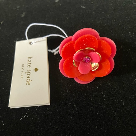 NWT Kate Spade Rosy Posies ring. Size 7. Goldtone Pink and red flexible petals. - Picture 1 of 2